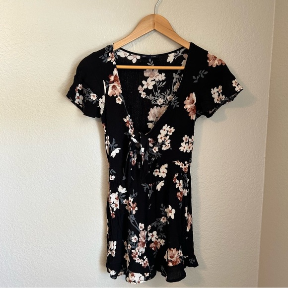 American Eagle Outfitters Black Floral Tie Front Cutout Romper, Size X-Small - Picture 2 of 8